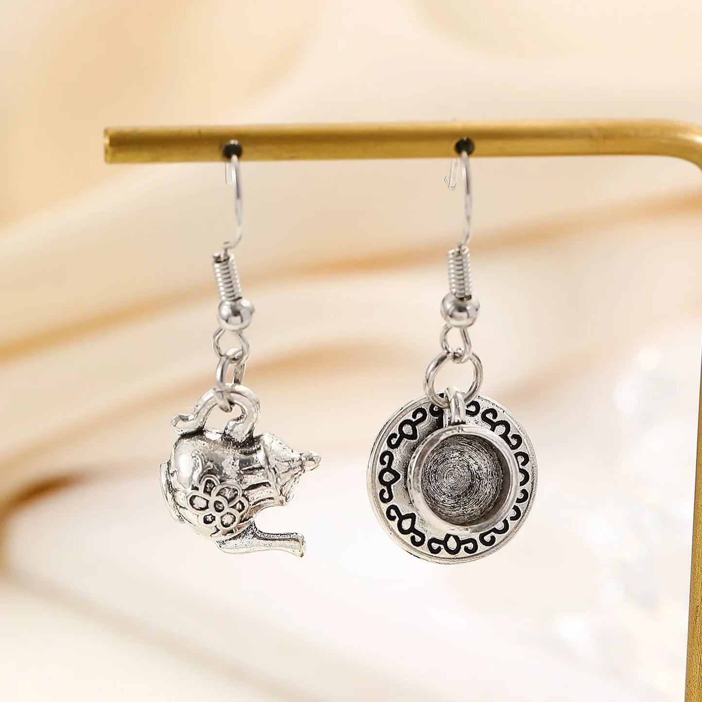 1Pair Trendy Teapot and Cup Charm Earrings for Men Women Coffee Cup and Coffee Pot Pendant Earrings DIY Jewelry Accessories Gift